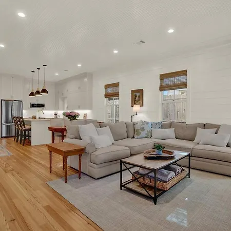 Location! One Block To Main Street Shops And Restaurants! Villa
